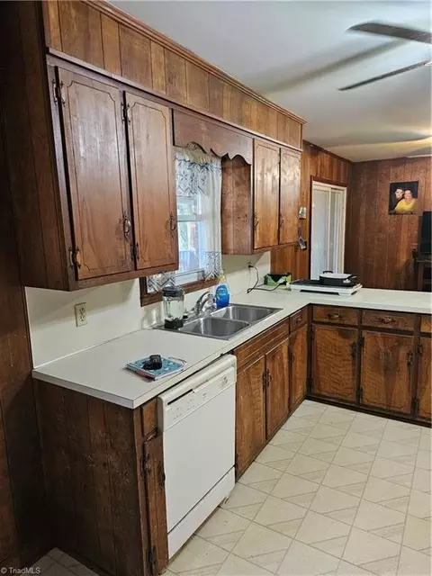 Kitchen - 213 Devonshire Dr, Lexington, NC 27295 photo 2 of 2