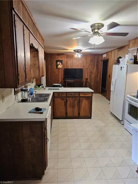Kitchen - 213 Devonshire Dr, Lexington, NC 27295 photo 1 of 2