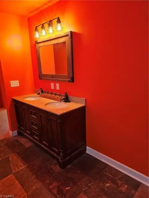 Bath - 213 Devonshire Dr, Lexington, NC 27295 photo 3 of 4