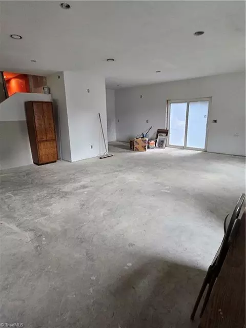Living - 213 Devonshire Dr, Lexington, NC 27295 photo 2 of 2