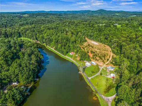 1040 Lakeshore Ln, Mount Airy, NC 27030