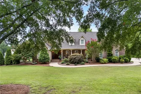 5548 Long Walk Dr, Kernersville, NC 27284