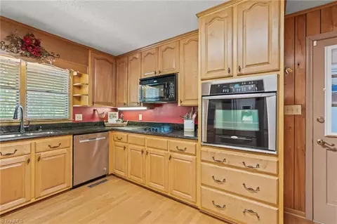 Kitchen - 2919 Hoover Hill Rd, Trinity, NC 27370 photo 2 of 5