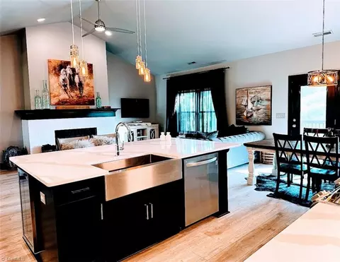 Kitchen - 215 Autumn Rd, Harmony, NC 28634 photo 4 of 7