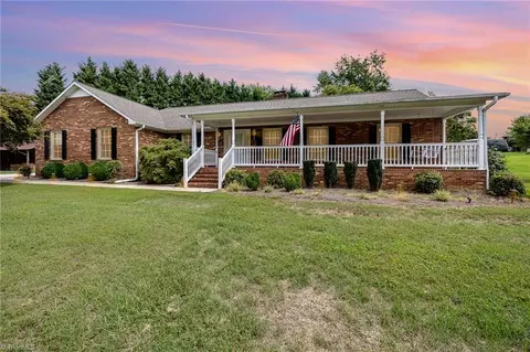 1525 Country Ln, Kernersville, NC 27284