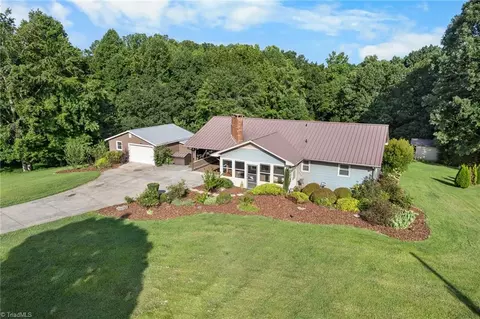 688 Pauls Airport Rd, Thomasville, NC 27360