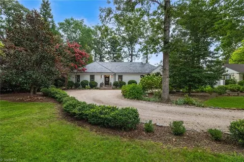 4112 Friendly Ave W, Greensboro, NC 27410