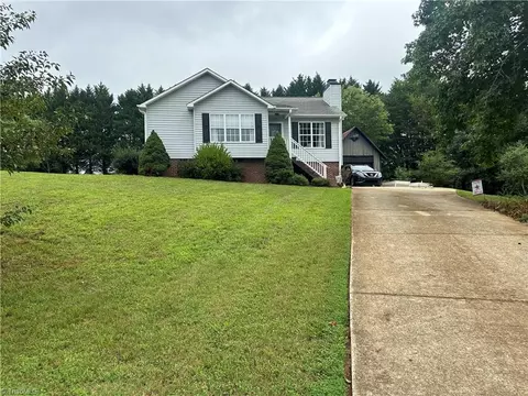 121 Conifer Ct, King, NC 27021 photo 2