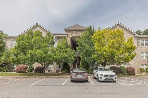 7106 Friendly Ave #306, Greensboro, NC 27410
