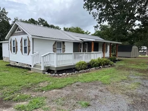 7113 Meadowbranch Rd, Seagrove, NC 27341