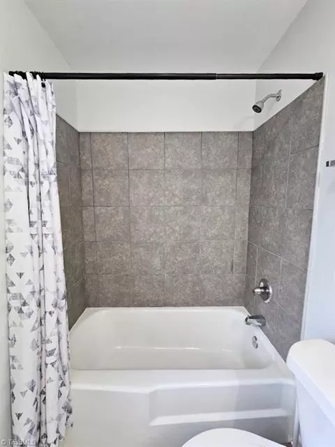 Bath - 2016 Briarcliff Dr, High Point, NC 27265 photo 8 of 9