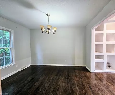 Living - 2016 Briarcliff Dr, High Point, NC 27265 photo 4 of 6