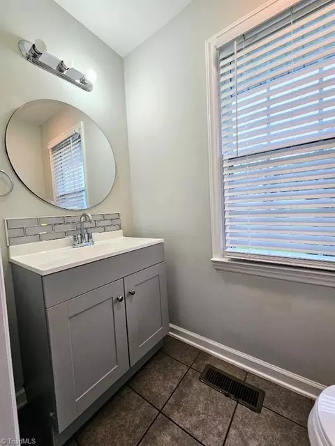 Bath - 2016 Briarcliff Dr, High Point, NC 27265 photo 9 of 9