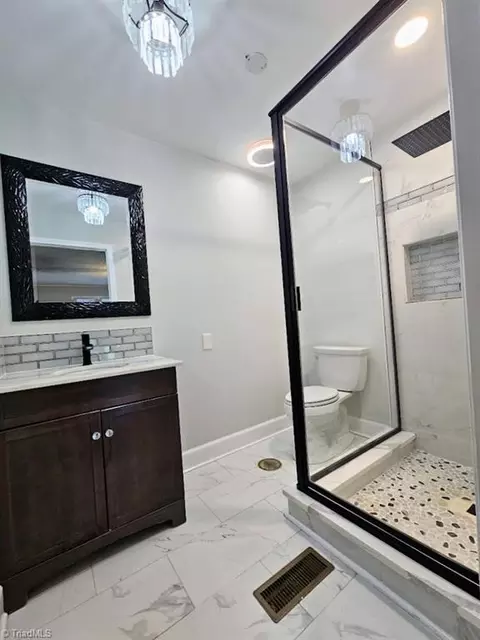 Bath - 2016 Briarcliff Dr, High Point, NC 27265 photo 1 of 9