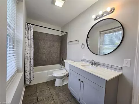 Bath - 2016 Briarcliff Dr, High Point, NC 27265 photo 6 of 9