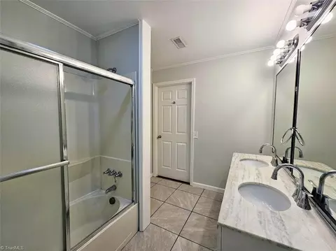 Bath - 2016 Briarcliff Dr, High Point, NC 27265 photo 5 of 9