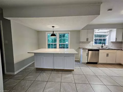Kitchen - 2016 Briarcliff Dr, High Point, NC 27265 photo 4 of 5