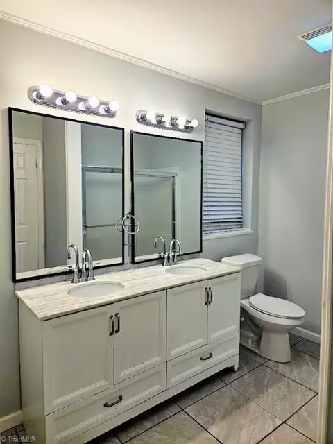 Bath - 2016 Briarcliff Dr, High Point, NC 27265 photo 4 of 9
