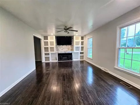Living - 2016 Briarcliff Dr, High Point, NC 27265 photo 1 of 6