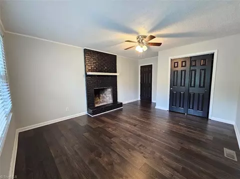 Living - 2016 Briarcliff Dr, High Point, NC 27265 photo 5 of 6