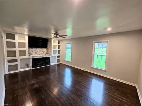 Living - 2016 Briarcliff Dr, High Point, NC 27265 photo 3 of 6