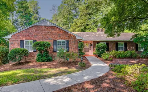 218 Knollwood St, Winston Salem, NC 27104