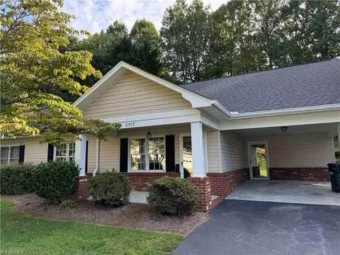 2107 Heatherstone Ln, Mount Airy, NC 27030