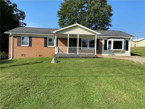 118 Badgett Ave, Mount Airy, NC 27030