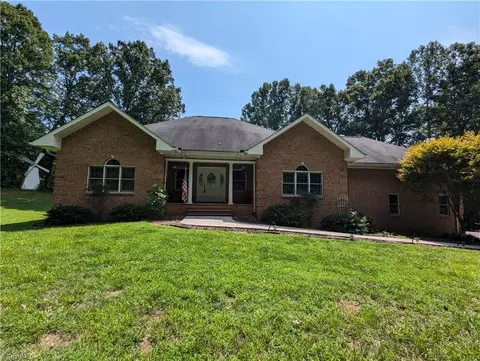 1836 Myrtle Ln, Yadkinville, NC 27055