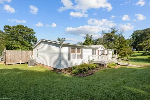 8359 N Us Highway 220 Bus, Randleman, NC 27317