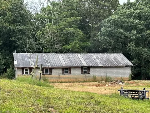 283 Chantilly, Fancy Gap, VA 24328 photo 2