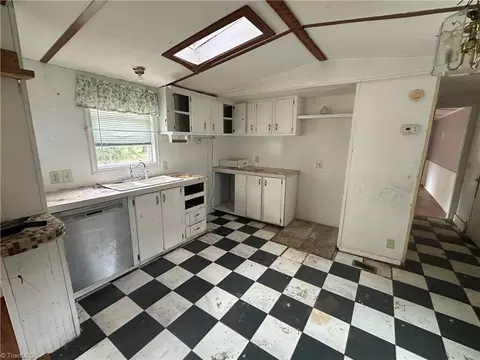 283 Chantilly, Fancy Gap, VA 24328 photo 8