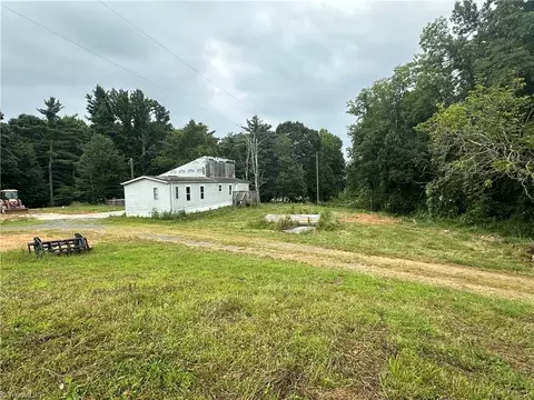 283 Chantilly, Fancy Gap, VA 24328 photo 4