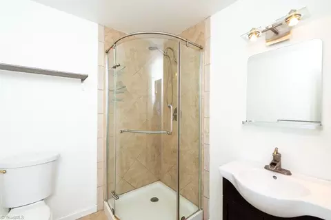 Bath - 1541 Beaucrest Ave, High Point, NC 27265 photo 2 of 4