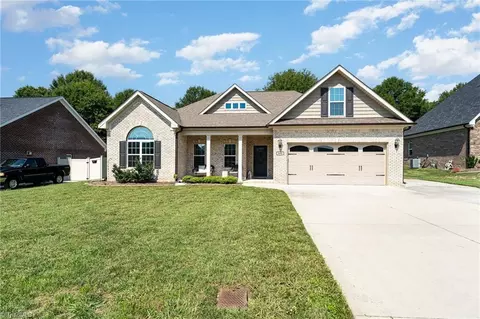 105 Solitaire Dr, Trinity, NC 27370 photo 3