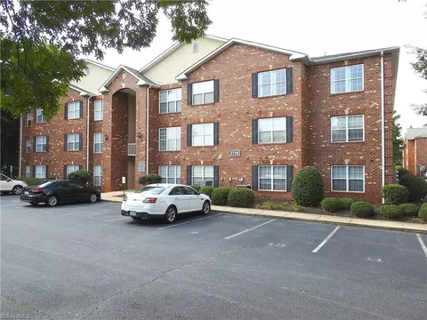 3716 Apt Y Cotswold Ave, Greensboro, NC 27410