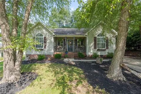 8 Cedar Branch Dr, Thomasville, NC 27360