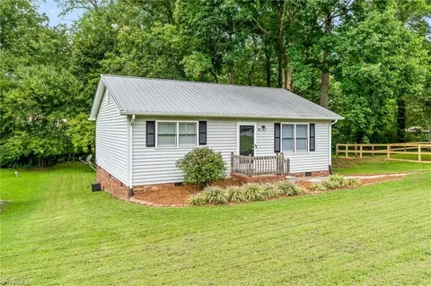 11 Royal St, Thomasville, NC 27360