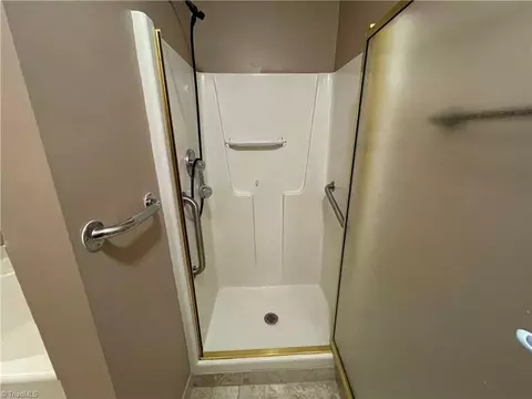 Bath - 2938 Eagle Pointe Dr, High Point, NC 27265 photo 2 of 4