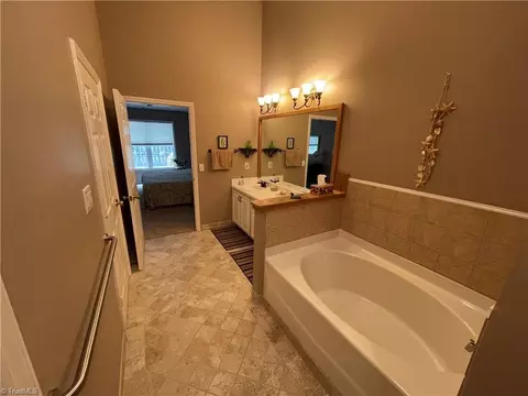 Bath - 2938 Eagle Pointe Dr, High Point, NC 27265 photo 3 of 4