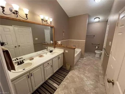 Bath - 2938 Eagle Pointe Dr, High Point, NC 27265 photo 1 of 4