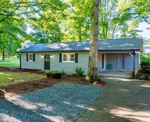 6560 Skylark Rd, Pfafftown, NC 27040