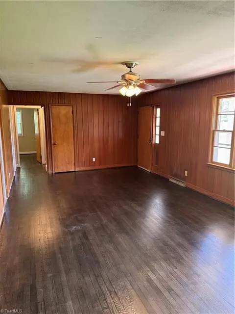Living - 345 King St, King, NC 27021 photo 2 of 3