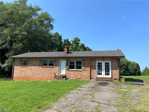 3210 Red Brush Rd, Mount Airy, NC 27030