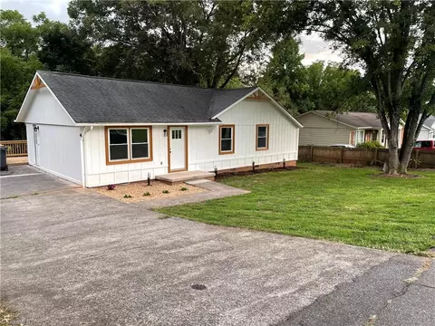 215 Henderson Dr, Wilkesboro, NC 28697