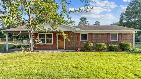 4710 Nokomis Dr, Kernersville, NC 27284
