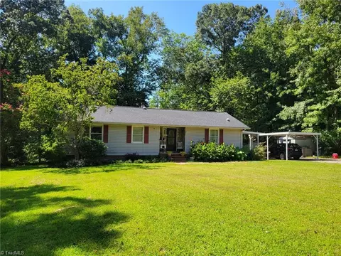 371 Pebble Dr, Thomasville, NC 27360