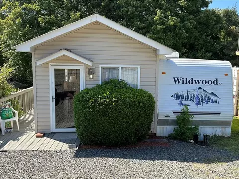 106 Oak St, New London, NC 28127