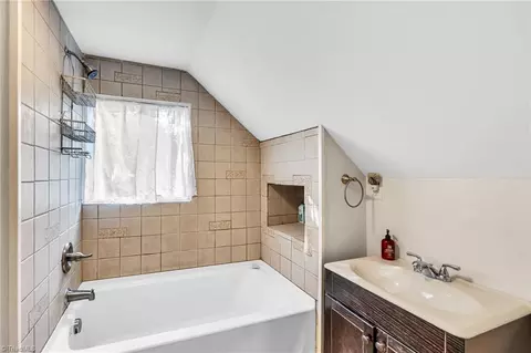 Bath - 834 Howard Pl, High Point, NC 27262 photo 3 of 3