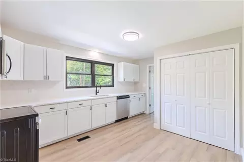 Kitchen - 5609 Mendenhall Road Ext, High Point, NC 27263 photo 4 of 7
